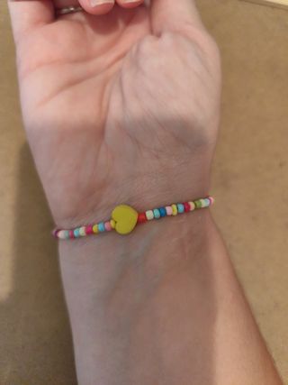 Pulsera de cuentas con corazón amarillo
