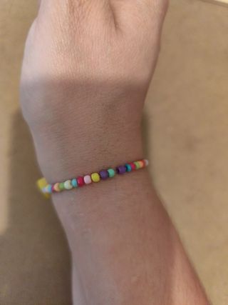 Pulsera de cuentas con corazón amarillo