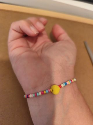 Pulsera de cuentas con corazón amarillo