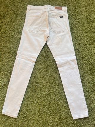 Pantalon Pull and Bear blanco (slim fit, talla 38)