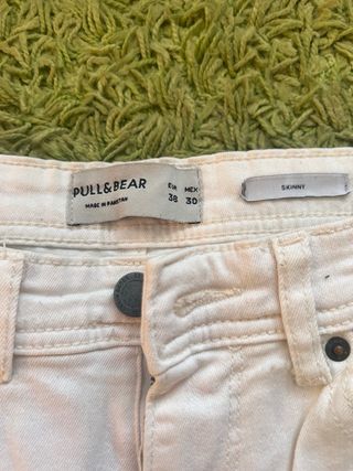 Pantalon Pull and Bear blanco (slim fit, talla 38)