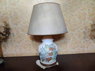 Lámpara de mesa de porcelana con flores