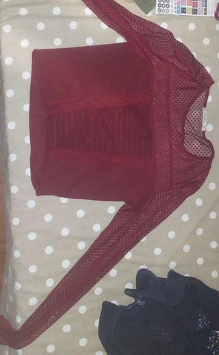 Camiseta crop top con transparencias