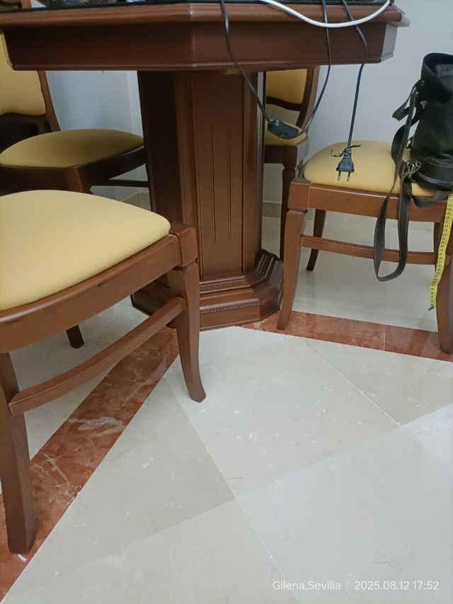 Mesa de madera maciza con 4 sillas talladas.
