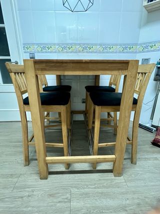 Mesa alta y 4 taburetes de cocina madera seminuevo