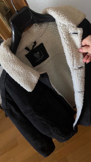 Cazadora vaquera negra forrada borrego