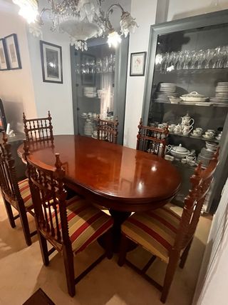 Mesa de comedor clásica de madera