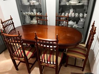 Mesa de comedor clásica de madera