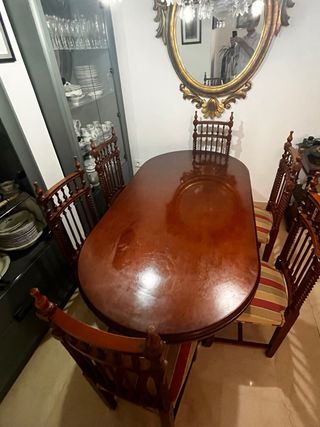 Mesa de comedor clásica de madera