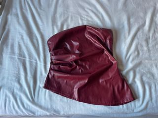 Top rojo de cuero sintético