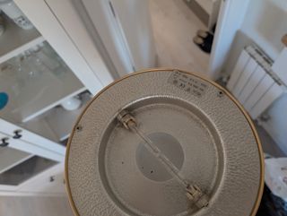 Lámpara de pie dorada y madera