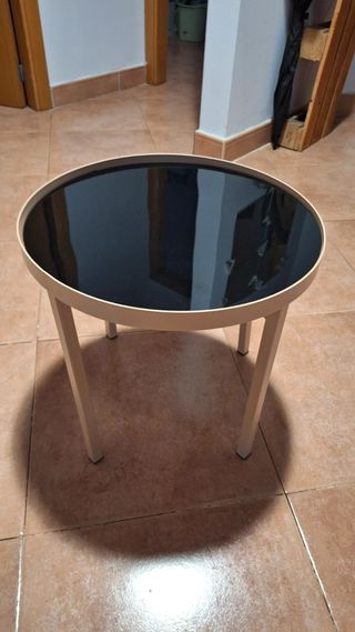 Mesa auxiliar Maisons du monde metal y vidrio