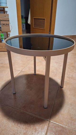 Mesa auxiliar Maisons du monde metal y vidrio