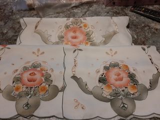 3 Centrotavola Ricamati a Mano in Raso