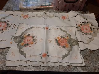 3 Centrotavola Ricamati a Mano in Raso