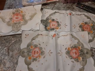 3 Centrotavola Ricamati a Mano in Raso