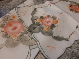 3 Centrotavola Ricamati a Mano in Raso