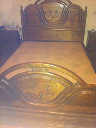 Mobiliário de madeira com detalhes