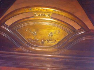 Mobiliário de madeira com detalhes