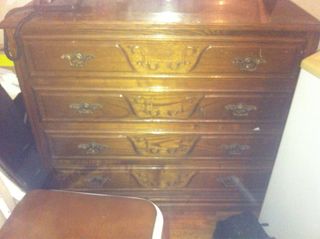 Mobiliário de madeira com detalhes