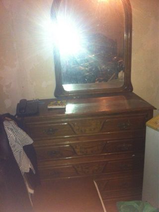 Mobiliário de madeira com detalhes