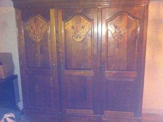 Mobiliário de madeira com detalhes