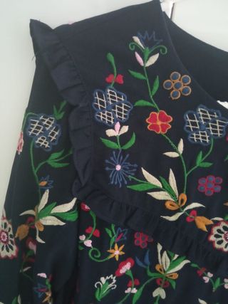 Vestido flores bordadas chica