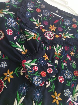 Vestido flores bordadas chica