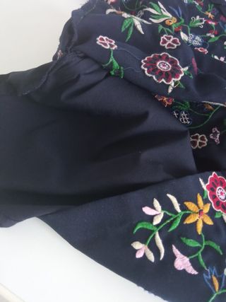 Vestido flores bordadas chica