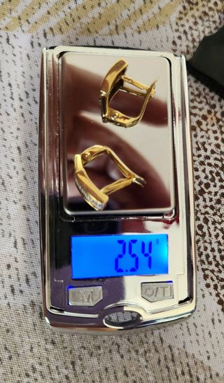 Pendientes oro y circonitas.