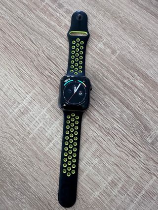 Apple Watch Negro con Correa Verde Nike.