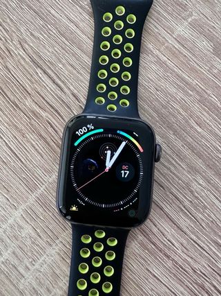 Apple Watch Negro con Correa Verde Nike.