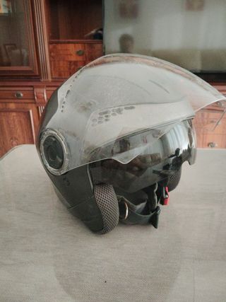 Casco de moto negro con visera