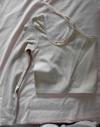 Blusa beige de una manga con escote asimétrico 
