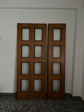 Puerta de madera con cristales