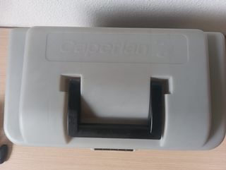 Caja de pesca con señuelos y accesorios