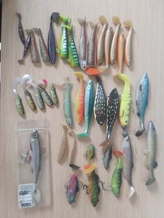 Caja de pesca con señuelos y accesorios