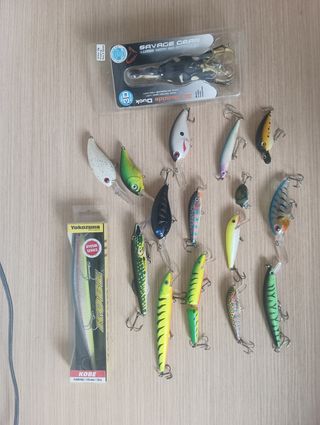 Caja de pesca con señuelos y accesorios