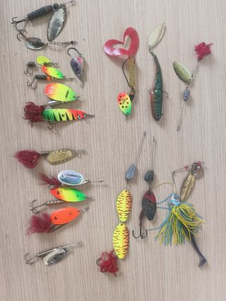 Caja de pesca con señuelos y accesorios