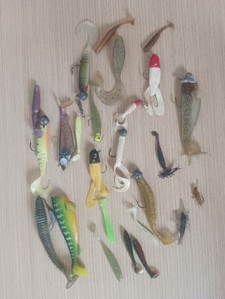 Caja de pesca con señuelos y accesorios