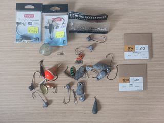 Caja de pesca con señuelos y accesorios