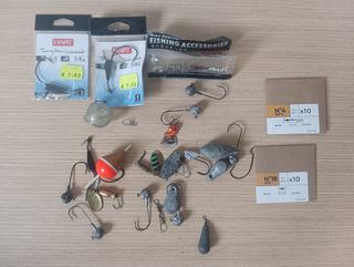 Caja de pesca con señuelos y accesorios