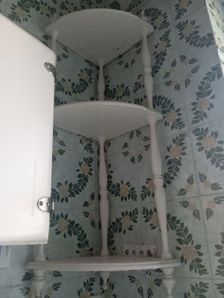 Estantería de esquina de madera blanca