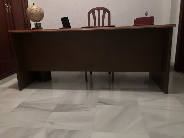 Mesa de oficina de madera robusta con tres cajones