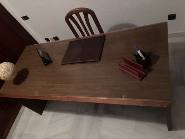 Mesa de oficina de madera robusta con tres cajones
