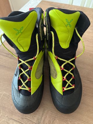 Botas de montaña verdes y negras