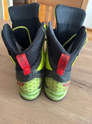 Botas de montaña verdes y negras
