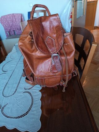 Mochila de cuero marrón