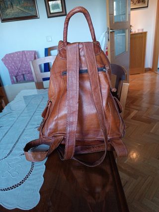 Mochila de cuero marrón