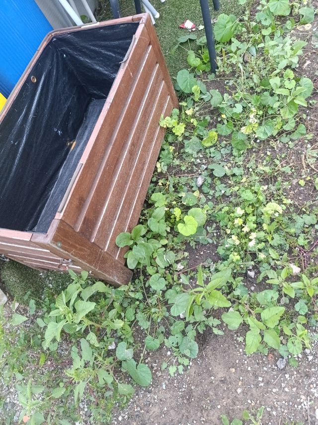 Macetero de madera con revestimiento